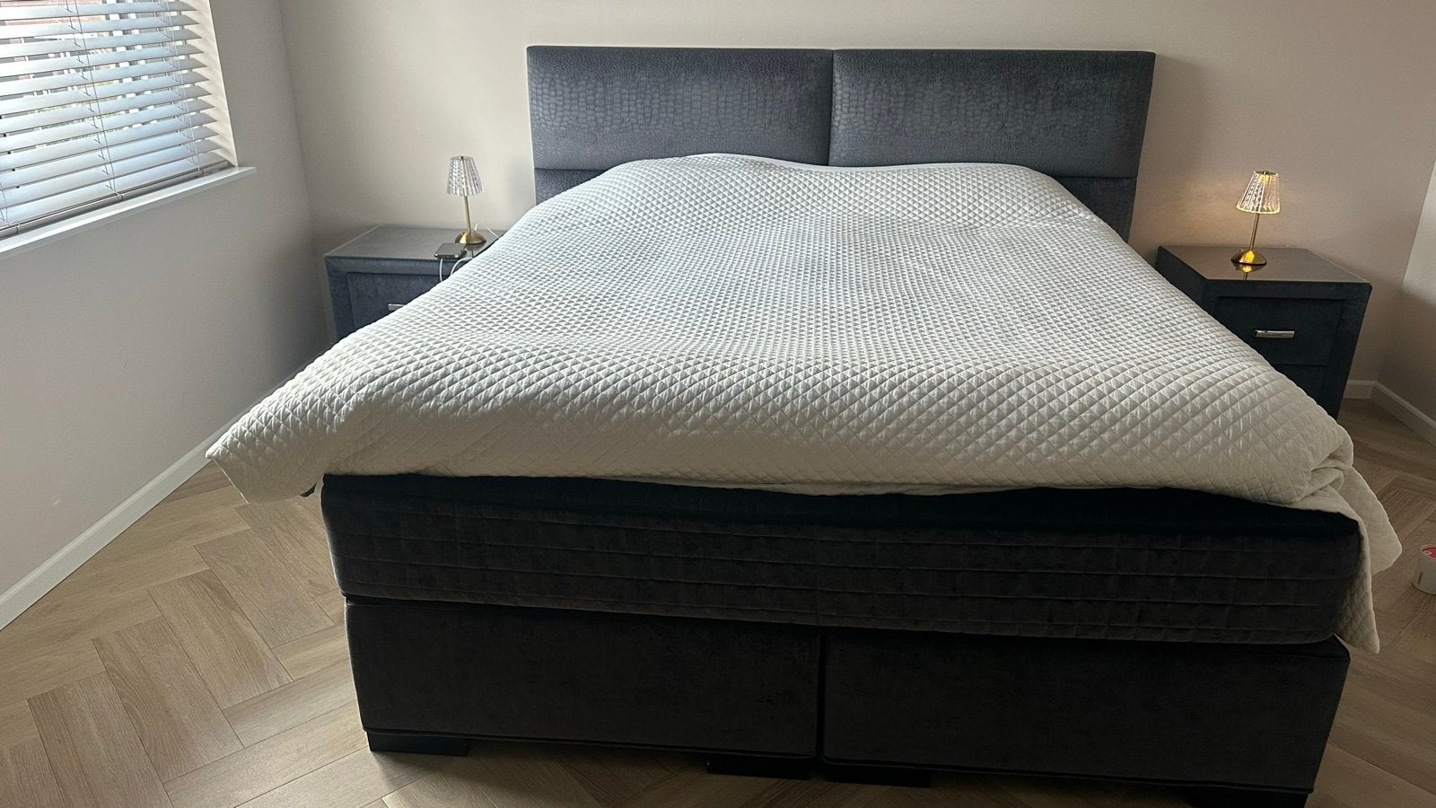 SERTA Tweepersoons boxspring bed, hoofdbord en nachtkastjes, Tweepersoons, Ophalen of Verzenden, Zo goed als nieuw, 180 cm
