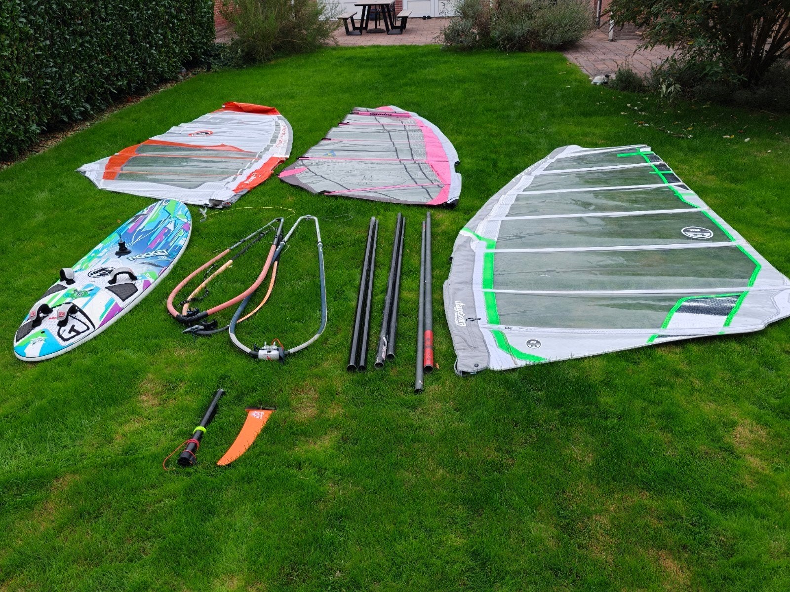 complete windsurfset met 3 zeilen en tabou rocket 136 Ltr, Watersport en Boten, Ophalen, Gebruikt, Complete set, Met vin(nen)