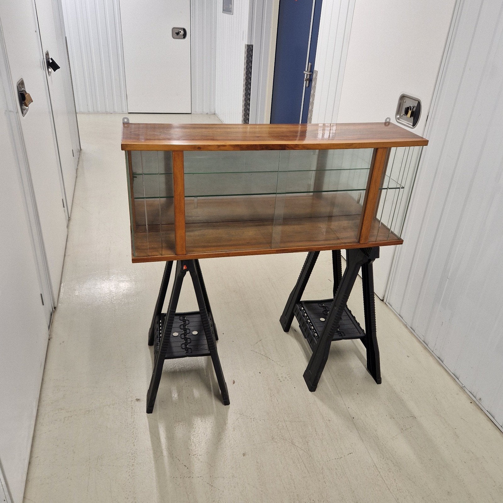 Vintage wandvitrine jaren '70 - Hoogglans hout & glas, Ophalen, Huis en Inrichting