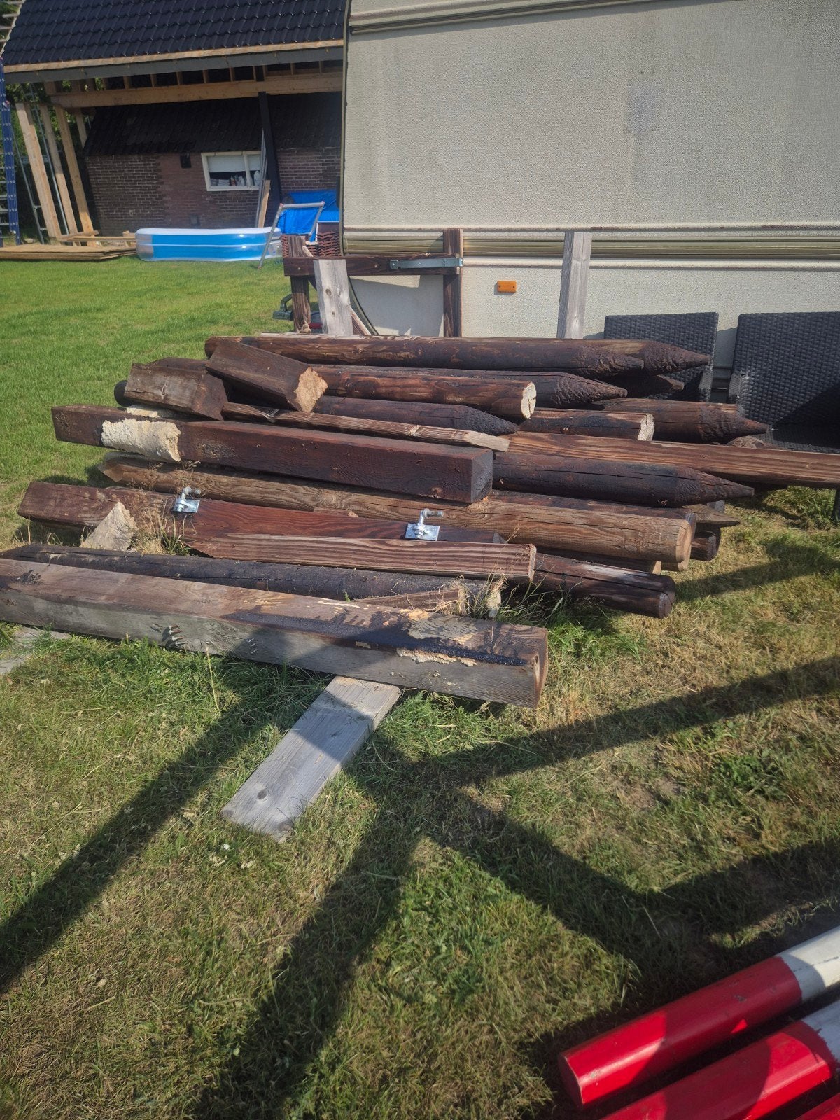 ca. 30 houten balken en palen, geïmpregneerd, Gebruikt, 200 tot 250 cm, 50 mm of meer, Balk