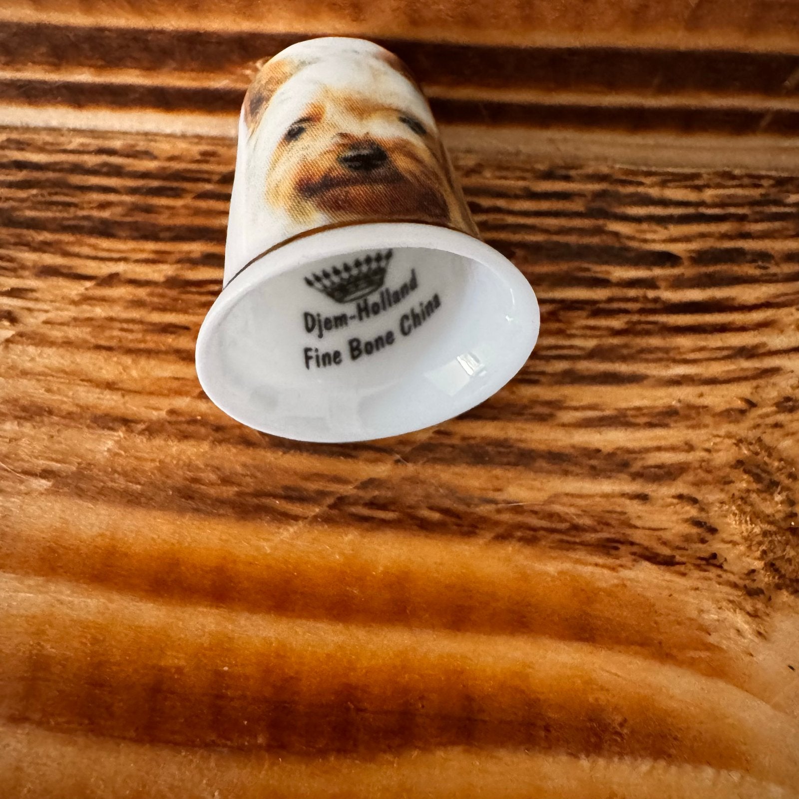 Vingerhoedje Yorkshire Terrier Fine Bone China Goud, Verzamelen, Vingerhoedjes, Zo goed als nieuw, Nederland, Porselein, Ophalen of Verzenden