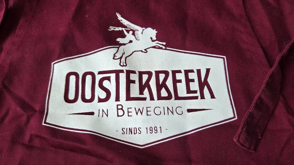Bordeauxrode schort met 'Oosterbeek in Beweging' logo, Overige typen, Ophalen of Verzenden, Zo goed als nieuw, Rood