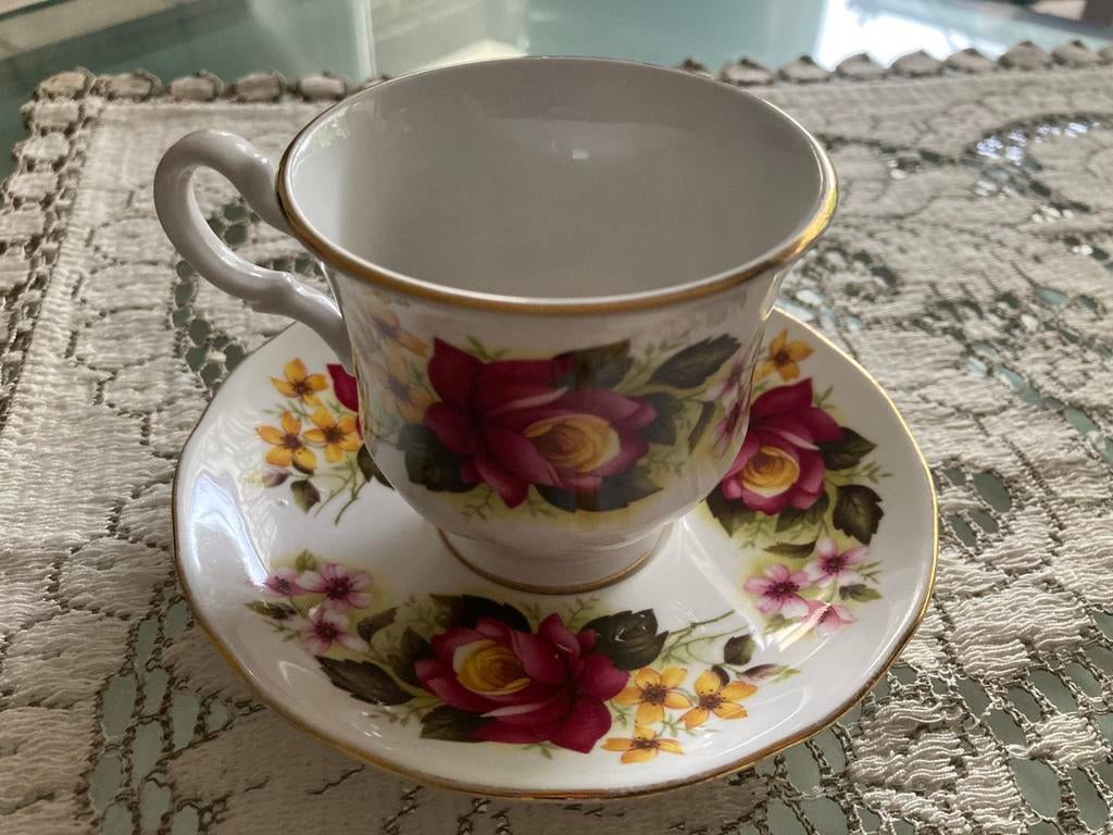 Twee kop en schotels Engels bone china, Ophalen, Gebruikt, Porselein, Kop en/of schotel