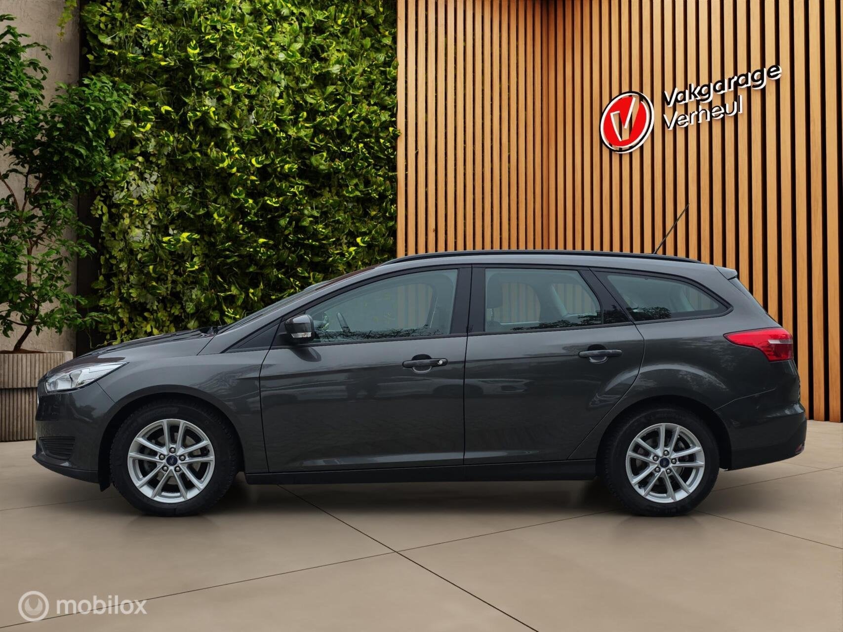Ford Focus Wagon 1.0 Trend Edition Navi Cruise Airc, Dealer onderhouden, Gebruikt, Euro 6, Met garantie (alle)
