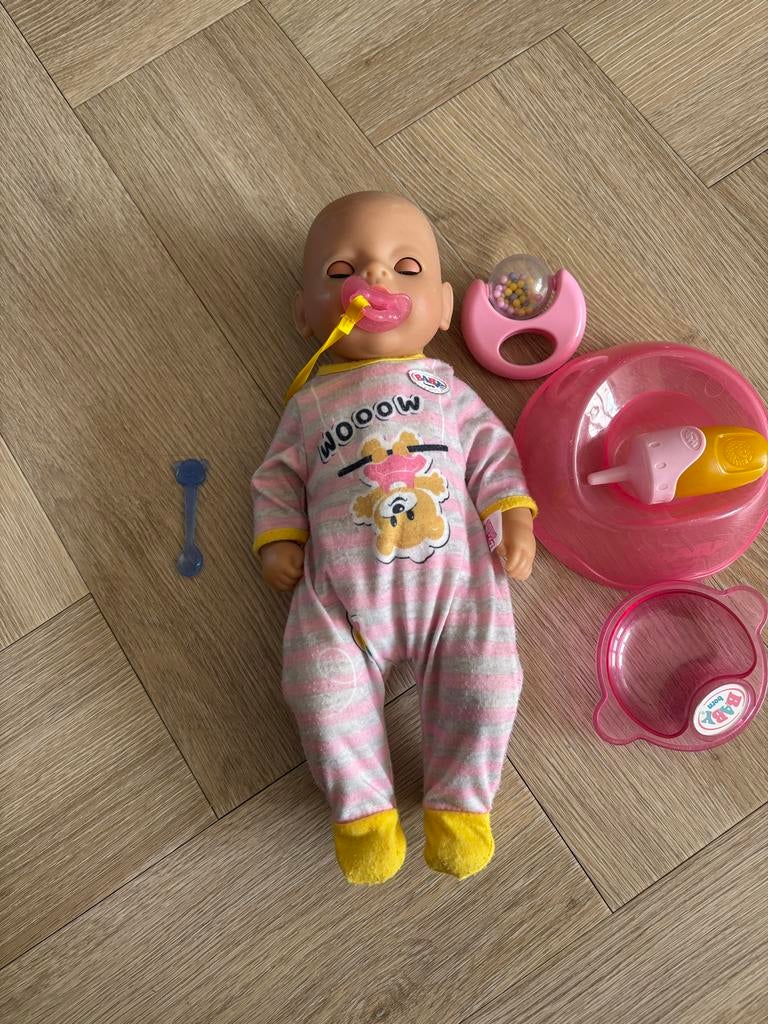 Baby Born pop met accessoires - kan plassen, Kinderen en Baby's, Speelgoed | Poppen, Ophalen of Verzenden, Gebruikt, Babypop
