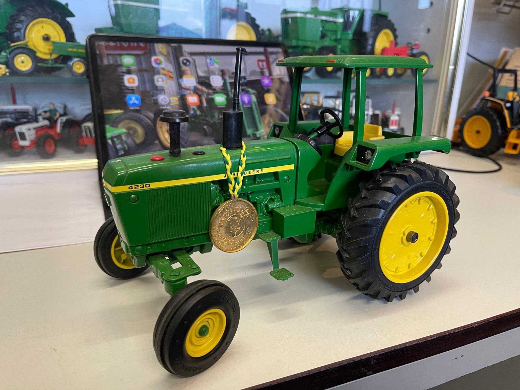 John Deere 4230 Toy Farmer Ertl 1/16, Overige merken, Nieuw, Ophalen of Verzenden, Groter dan 1:32