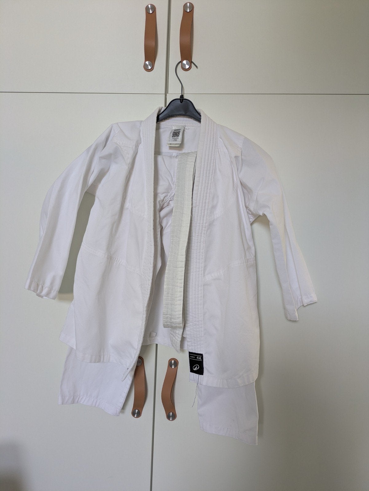 Stevig judo/aikido pak met witte band, maat 122/128 (130cm), Maat XS of kleiner, Judo, Vechtsportpak, Ophalen of Verzenden