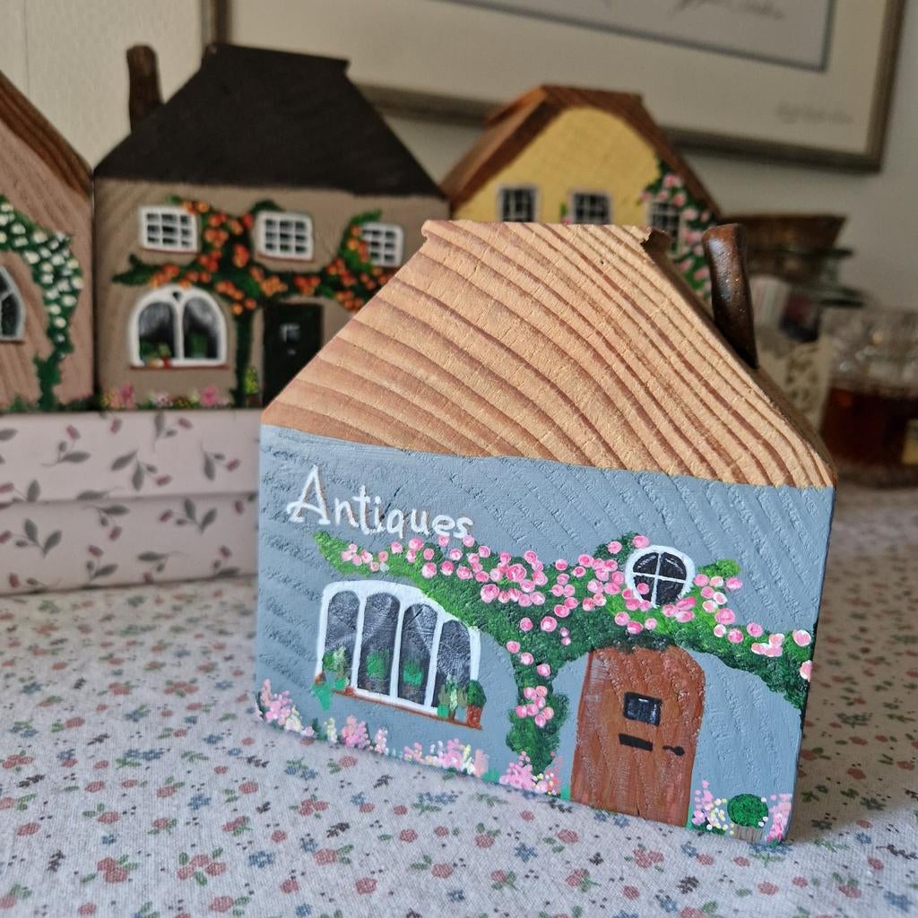 Handbeschilderd Tiny Cottage - huisje - 12x12x5 cm, Hobby en Vrije tijd, Overige Hobby en Vrije tijd, Nieuw, Ophalen of Verzenden
