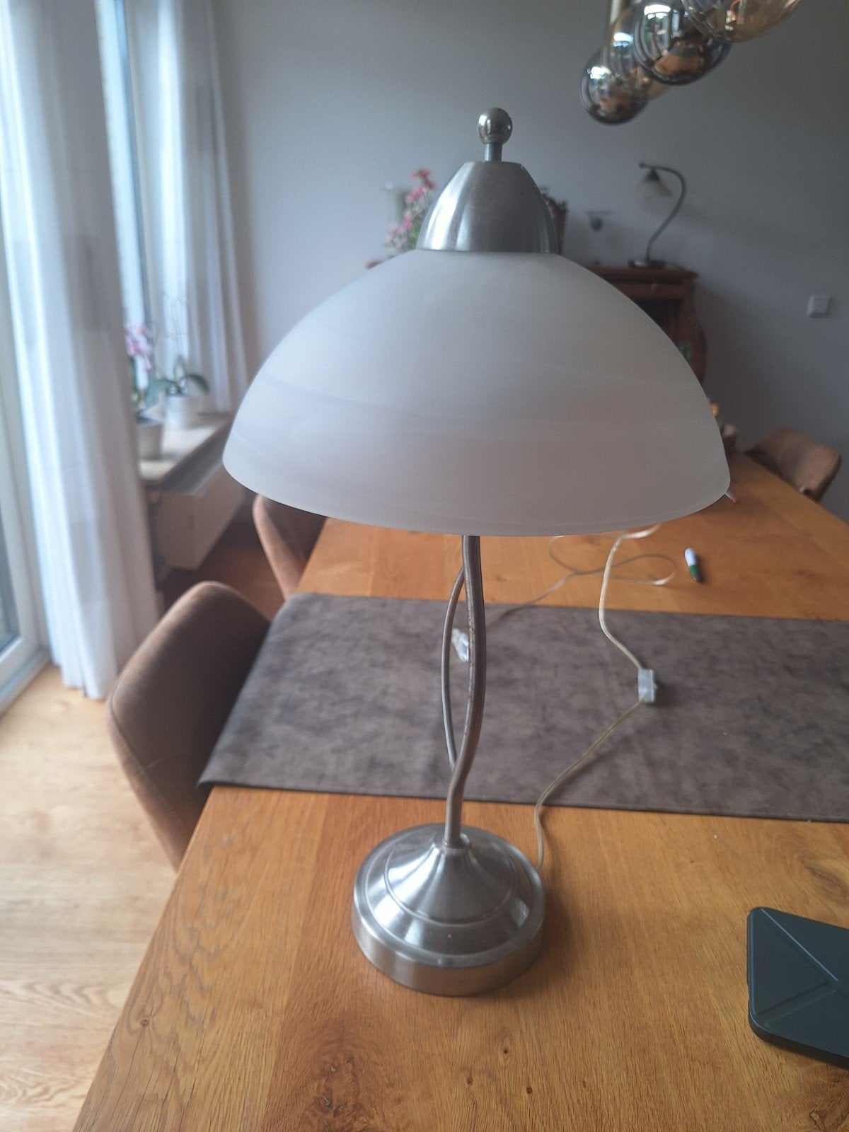 2 zilverkleurige lampen, Ophalen