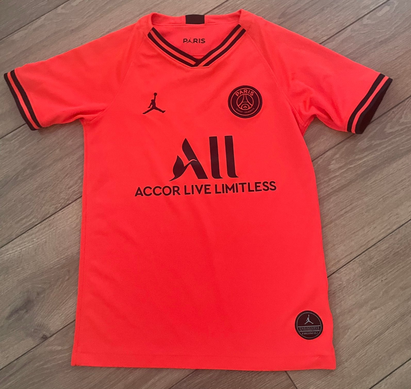 Paris saint germain psg voetbal shirt tenue oranje maat 146, Ophalen of Verzenden, Zo goed als nieuw, Jongen of Meisje, Sport- of Zwemkleding