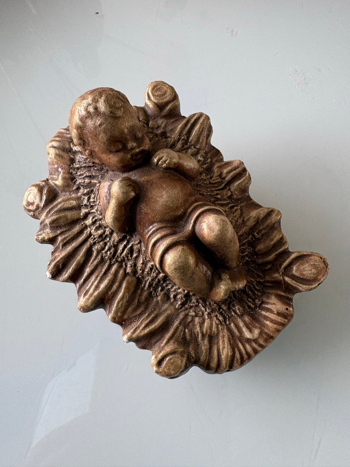 Beeldje van baby Jezus in kribbe, Antiek en Kunst, Ophalen of Verzenden