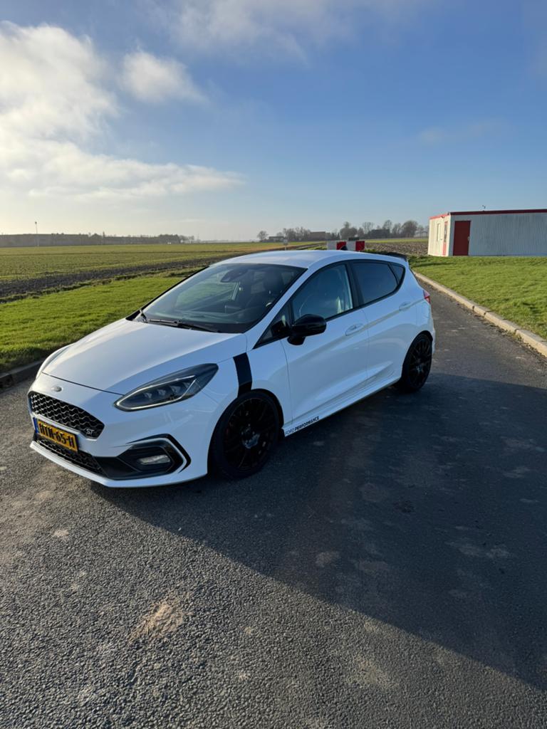 Ford Fiësta 1.5 EcoB. ST-3 | Performance Pack |, Voorwielaandrijving, 15 km/l, Zwart, Wit