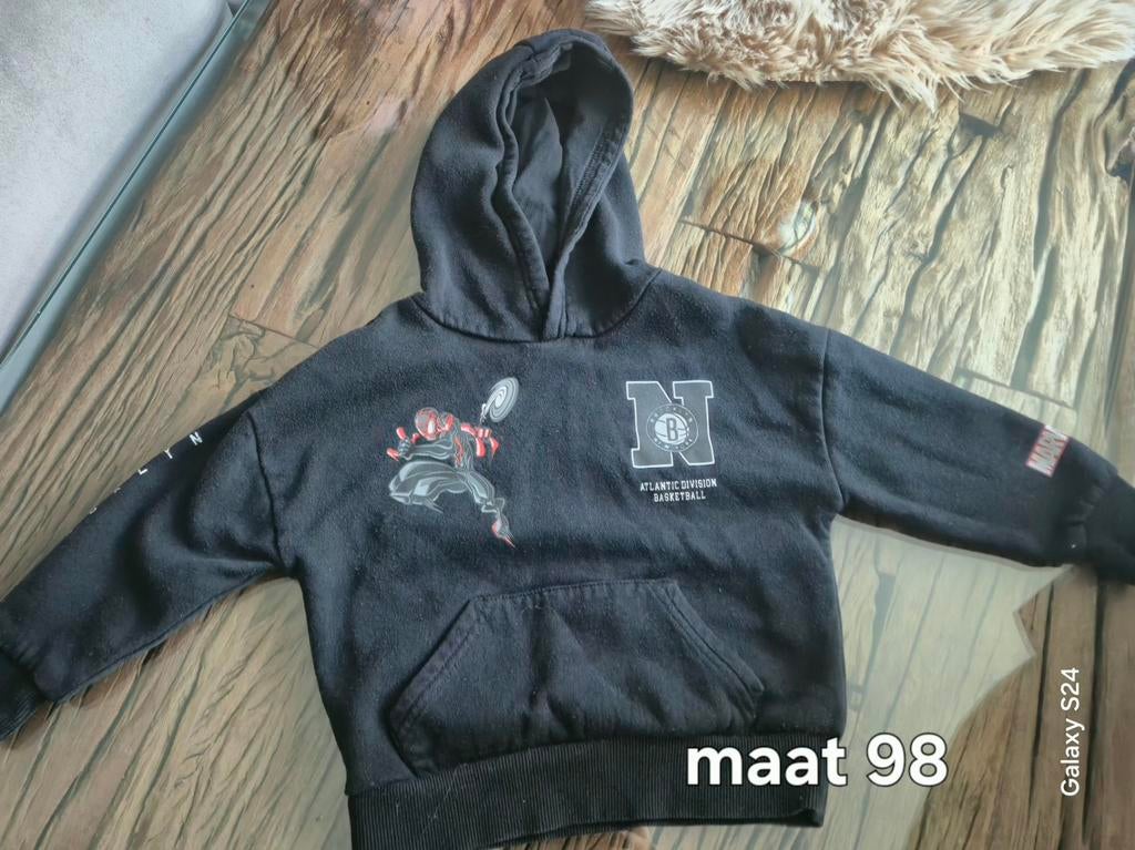 Zwarte hoodie met print maat 98, Kinderen en Baby's, Kinderkleding | Maat 98, Gebruikt, Trui of Vest, Ophalen of Verzenden, Onbekend
