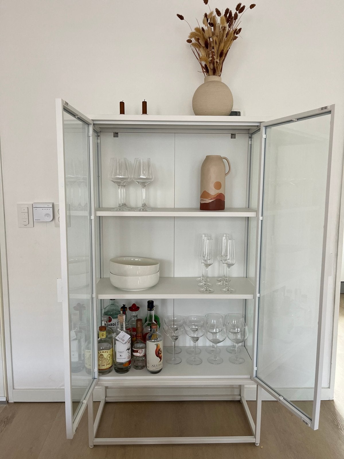 Witte vitrinekast van metaal en glas, Ophalen, 100 tot 150 cm, 50 tot 100 cm, Zo goed als nieuw