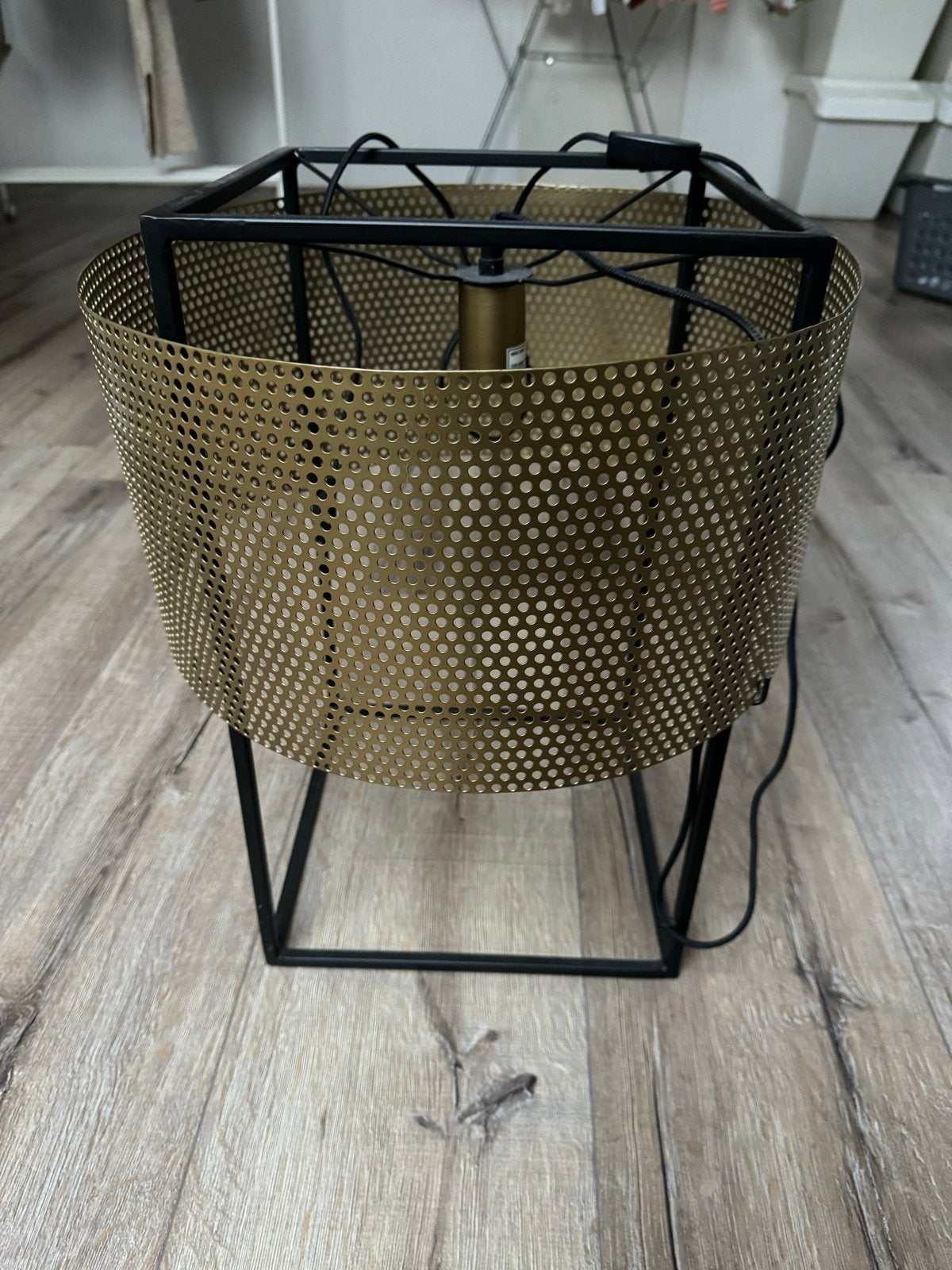 Industriële Tafellamp met Gouden Kap en Zwart Frame, Goud, Ophalen of Verzenden, Zo goed als nieuw, Met kap