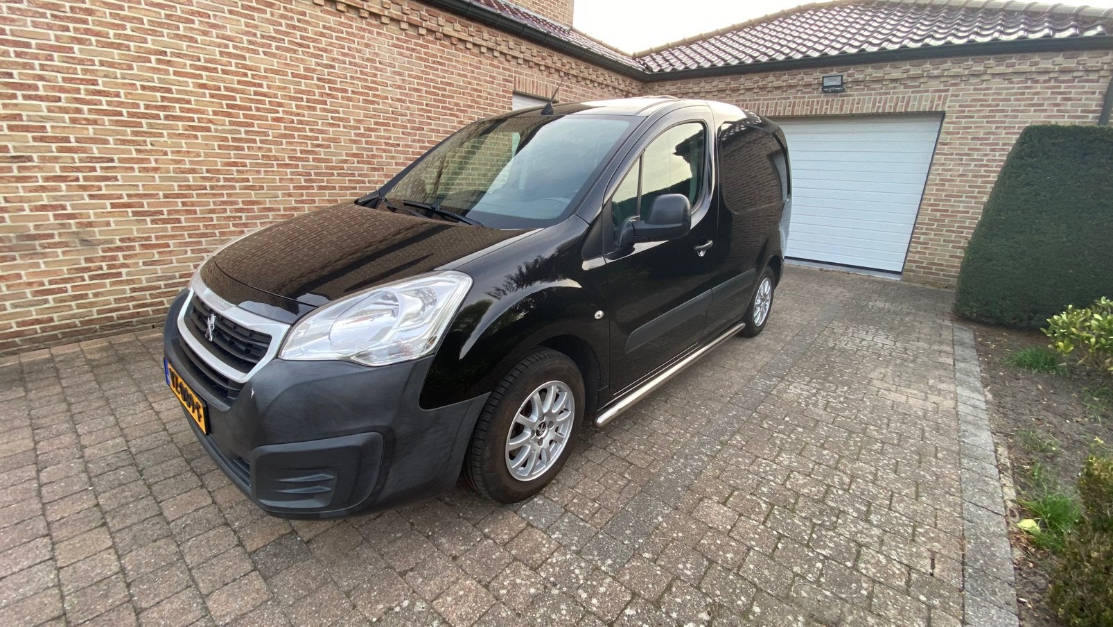Peugeot Partner New GB 120 L1 1.6 Bluehdi 100pk S&S Etg6, Stof, 4 cilinders, Zwart, Origineel Nederlands