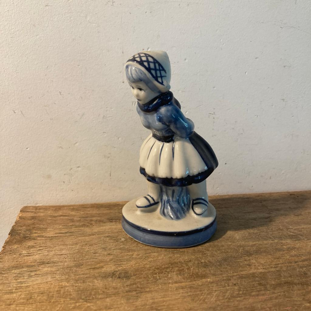 Vintage delfts blauw beeldje van een schaatsende boerin, Ophalen of Verzenden