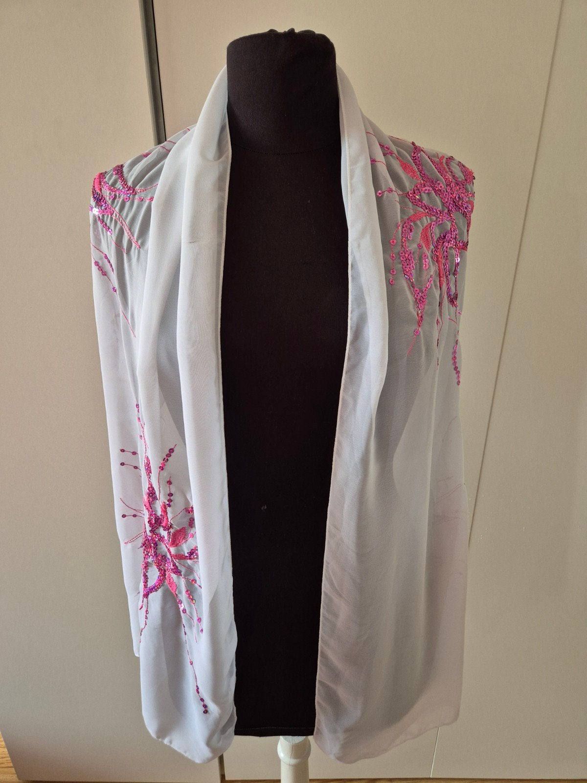 Witte chiffon sjaal /omslagdoek met roze pailletten (G-Tex), Ophalen of Verzenden, Zo goed als nieuw, Maat 46/48 (XL) of groter