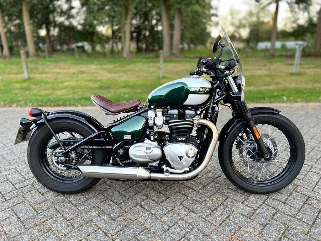 TRIUMPH BONNEVILLE BOBBER  | CUSTOM BRITISH RACING GREEN, Motoren, 2 cilinders, Nieuw, Motorrijbewijs A, Particulier
