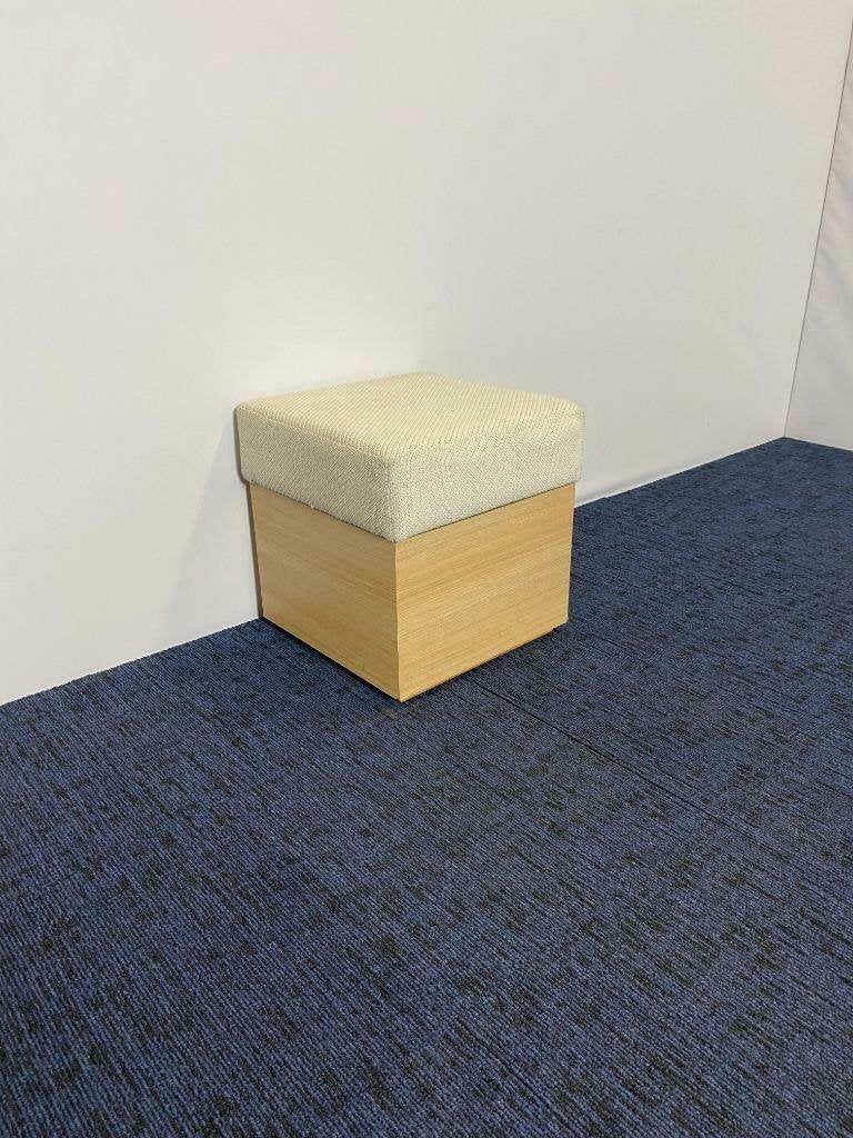 2 x Poef, witte stof, beuken hout, 47 x 47 x 47 cm.