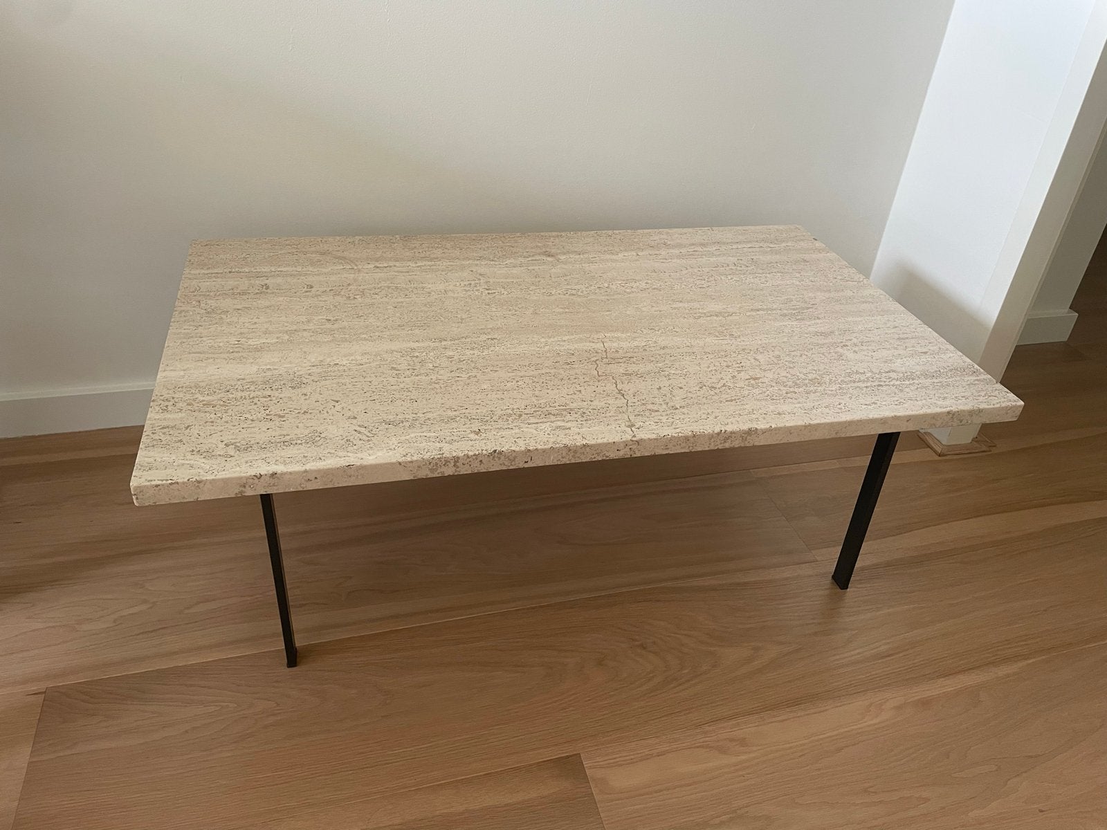 Salontafel met travertin blad en metalen poten, Ophalen, Gebruikt, 100 tot 150 cm, Overige materialen