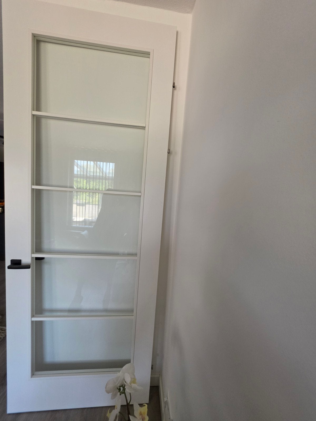 Witte binnendeur met glas en zwarte handgreep (2.55x0.95m), Ophalen, Binnendeur, 200 tot 215 cm, Glas