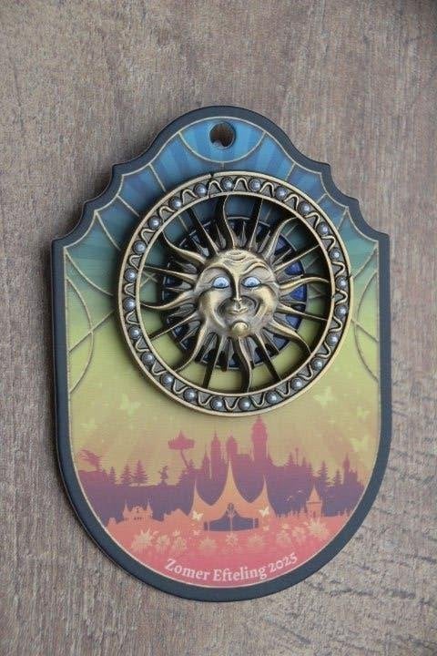 efteling pin  zomer efteling 2025, Verzamelen, Efteling, Ophalen of Verzenden, Nieuw, Button of Speldje