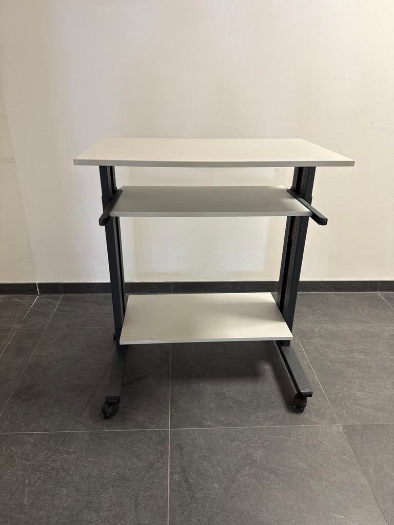 Computertafel met drie planken en wieltjes 2 stuks, Gebruikt, 70 tot 120 cm, Ophalen of Verzenden, Metaal