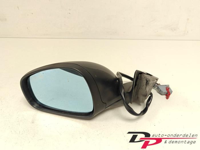 Buitenspiegel links van een Alfa Romeo 159