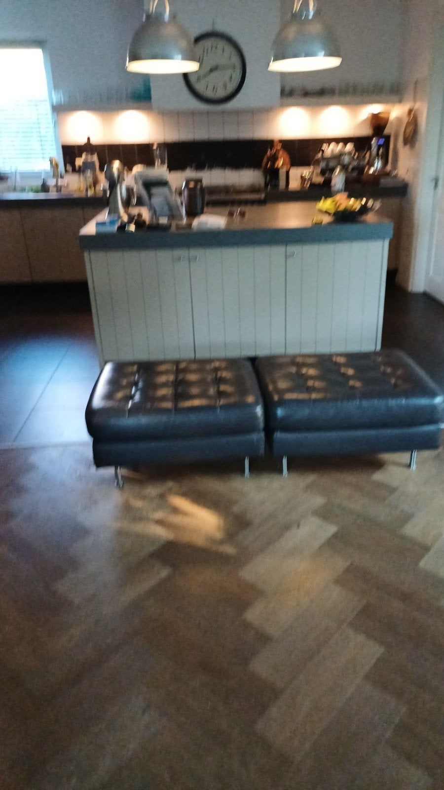 Hocker, 2 stuks donkerbruin leer met metalen pootjes, Ophalen, Vierkant, Leer, 75 tot 100 cm