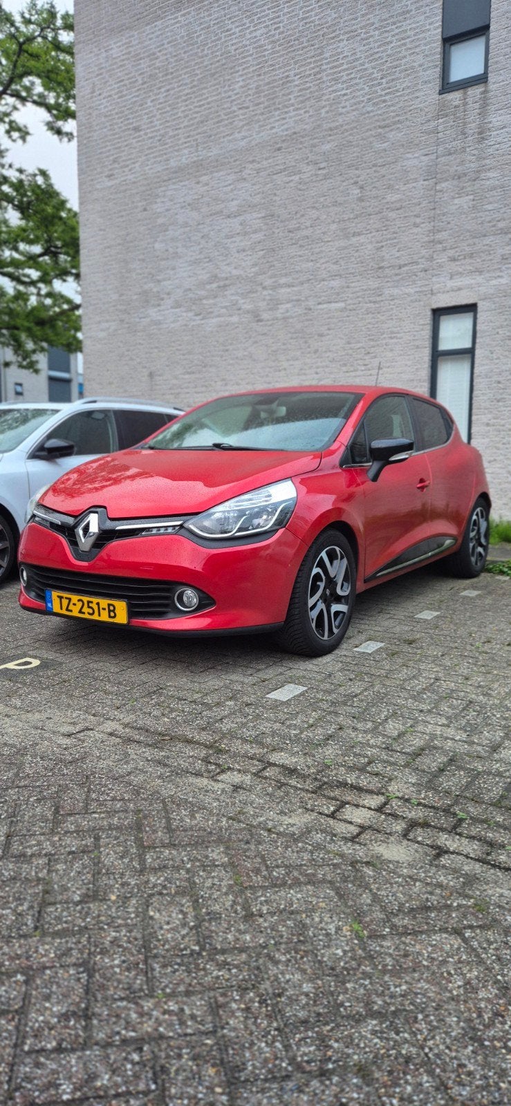 Renault Clio 0.9 TCE 90 5D ECO 2015 Rood, Voorwielaandrijving, 898 cc, 40 €/maand, 540 kg