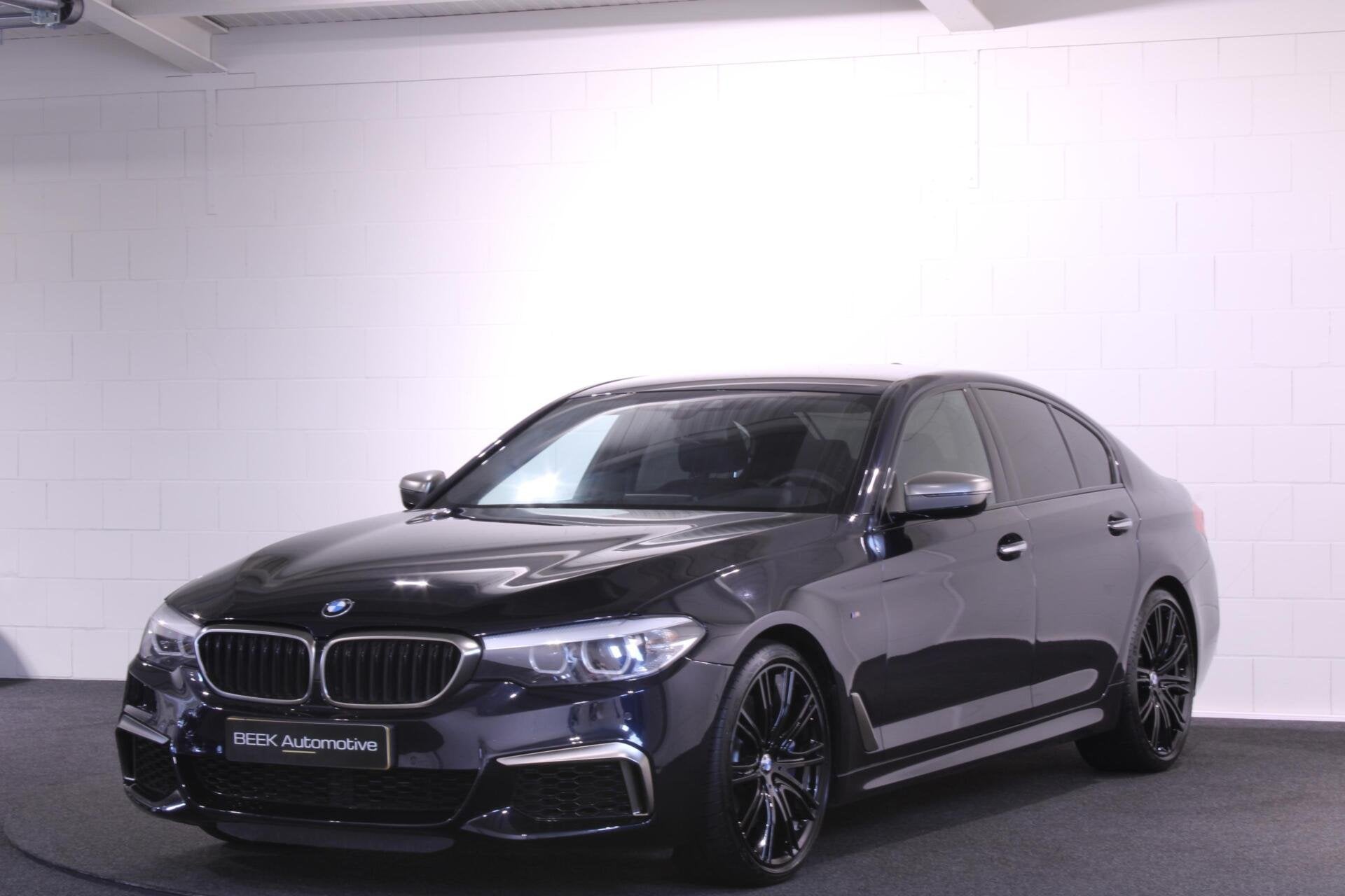 BMW 5-serie M550i xDrive High Executive | LEDER | CAMERA |, Auto's, Automaat, Gebruikt, 4395 cc, Zwart