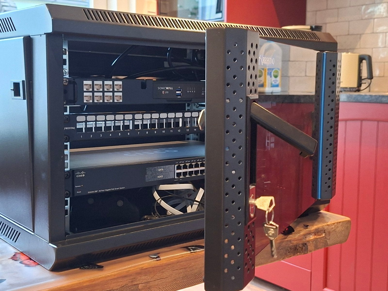 Prestaq 19 inch serverkast 9U met glazen deur, Ophalen, Zo goed als nieuw