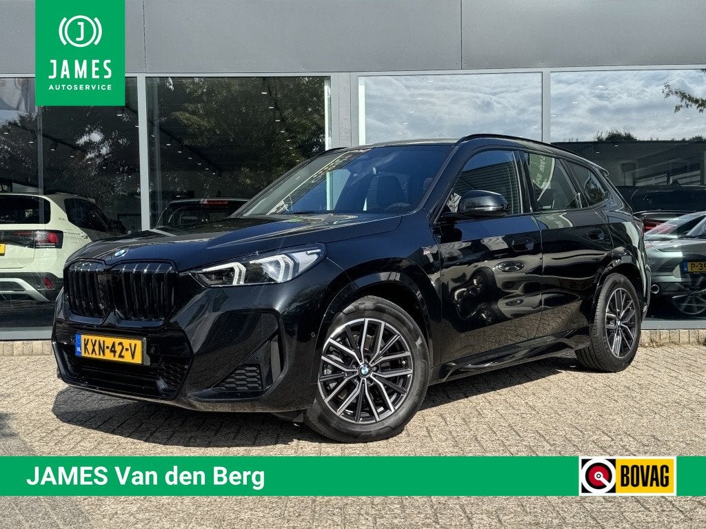 BMW X1 sDrive20i | PANORAMADAK | MASSAGESTOELEN | (bj 2023), Auto's, 1525 kg, Euro 6, 157 pk, Zwart
