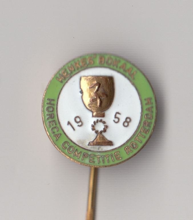 Voetbal Henkes Bokaal 1958 Horeca Ooievaar speldje, Verzamelen, Speldjes, Pins en Buttons, Gebruikt, Speldje of Pin, Overige onderwerpen