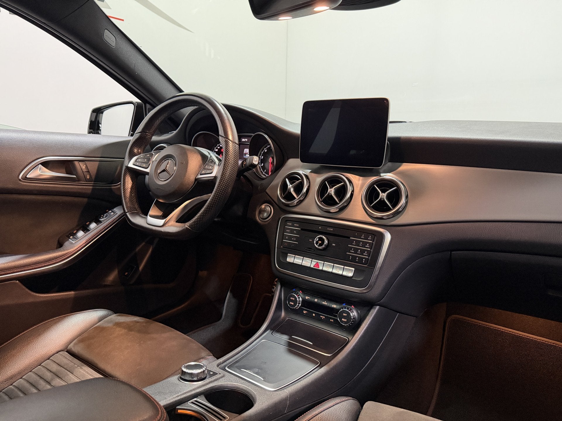 Mercedes-Benz GLA 180 Business Solution AMG - Pano / Carplay, Auto's, Automatische klimaatregeling, Gebruikt, Euro 6, 4 cilinders