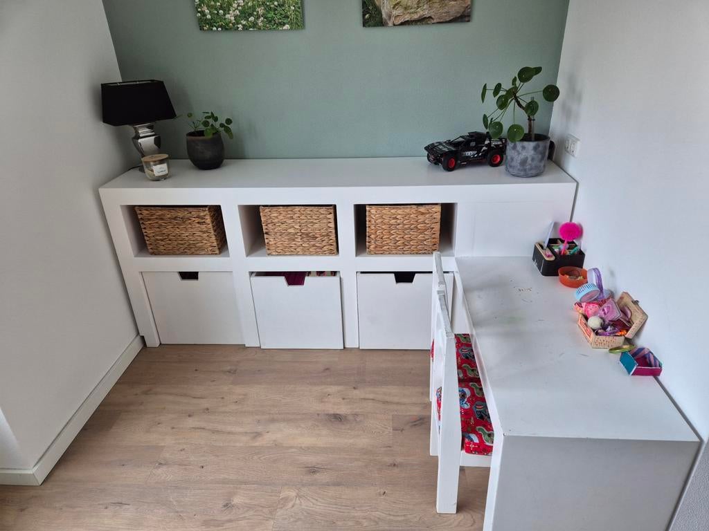 Wit dressoir met speelbureau en 2 stoeltjes, Kinderen en Baby's, Kinderkamer | Overige Meubels, Ophalen