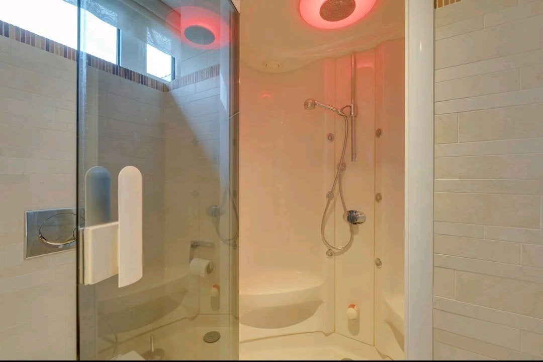 Moderne badkamer met douche en toilet, Huis en Inrichting, Badkamer | Complete badkamers, Ophalen, Gebruikt, Met douche