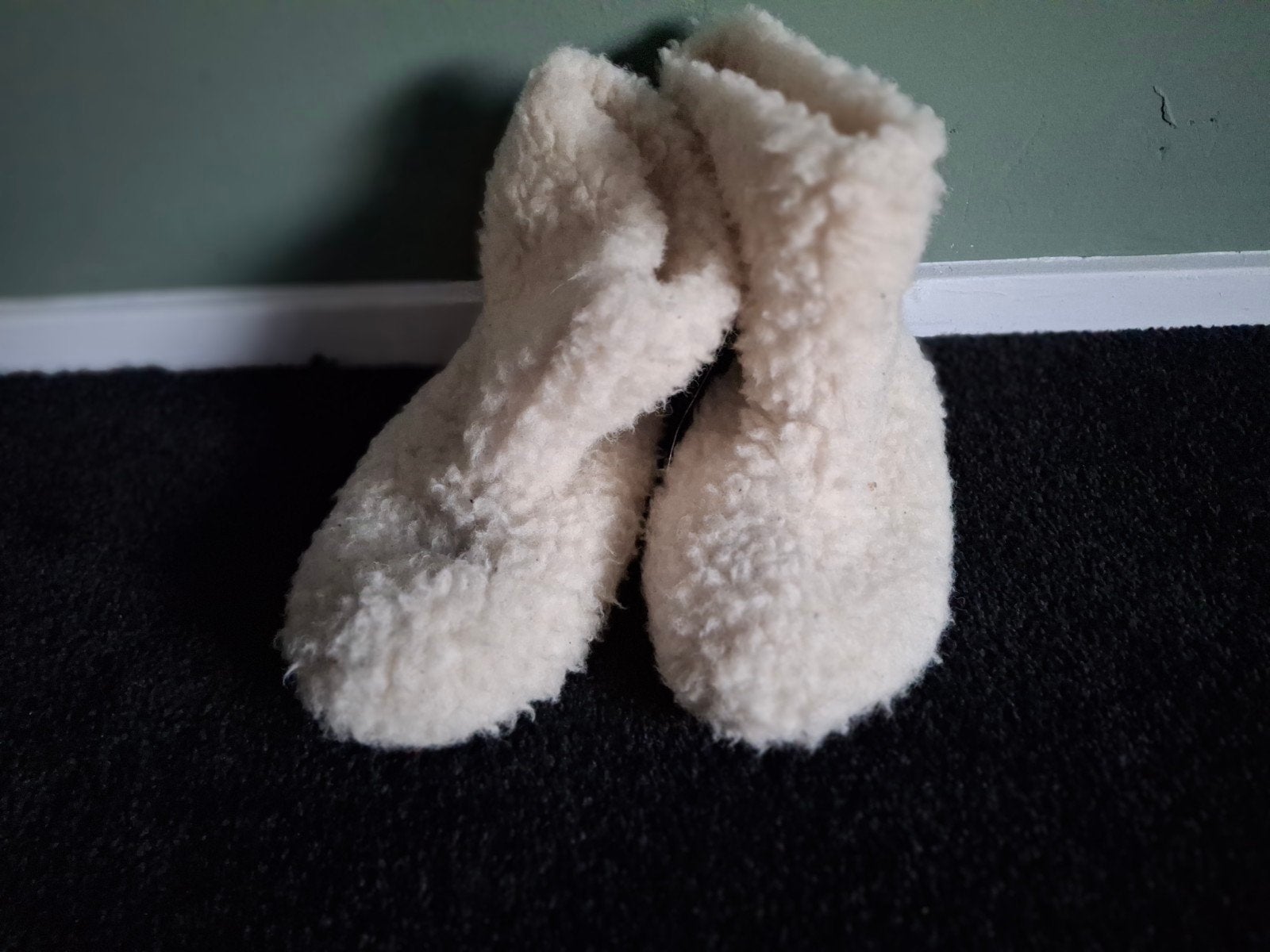 Comfortabele schapenwollen sloffen, Kleding | Dames, Schoenen, Ophalen of Verzenden, Gedragen, Wit, Pantoffels of Sloffen
