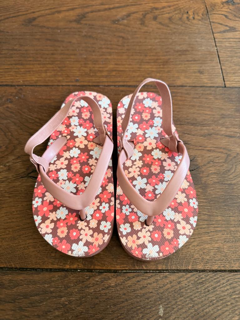 Hema slippers met bloemenprint, maat 25/26, Ophalen of Verzenden, Gebruikt, Jongen of Meisje, Overige typen