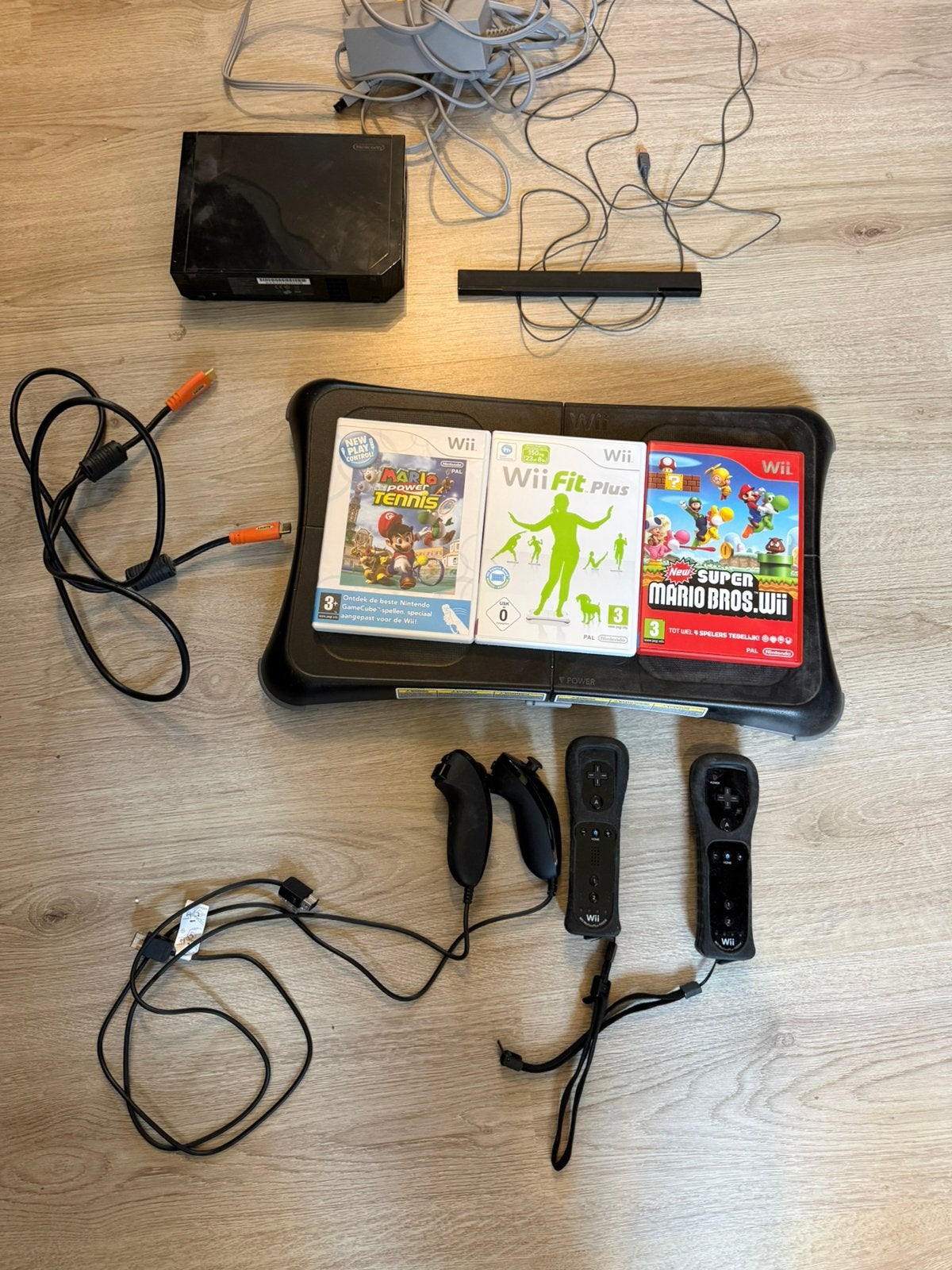 Nintendo Wii incl. Balanceboard en 3 games, Ophalen, Zo goed als nieuw, Met 2 controllers, Met games
