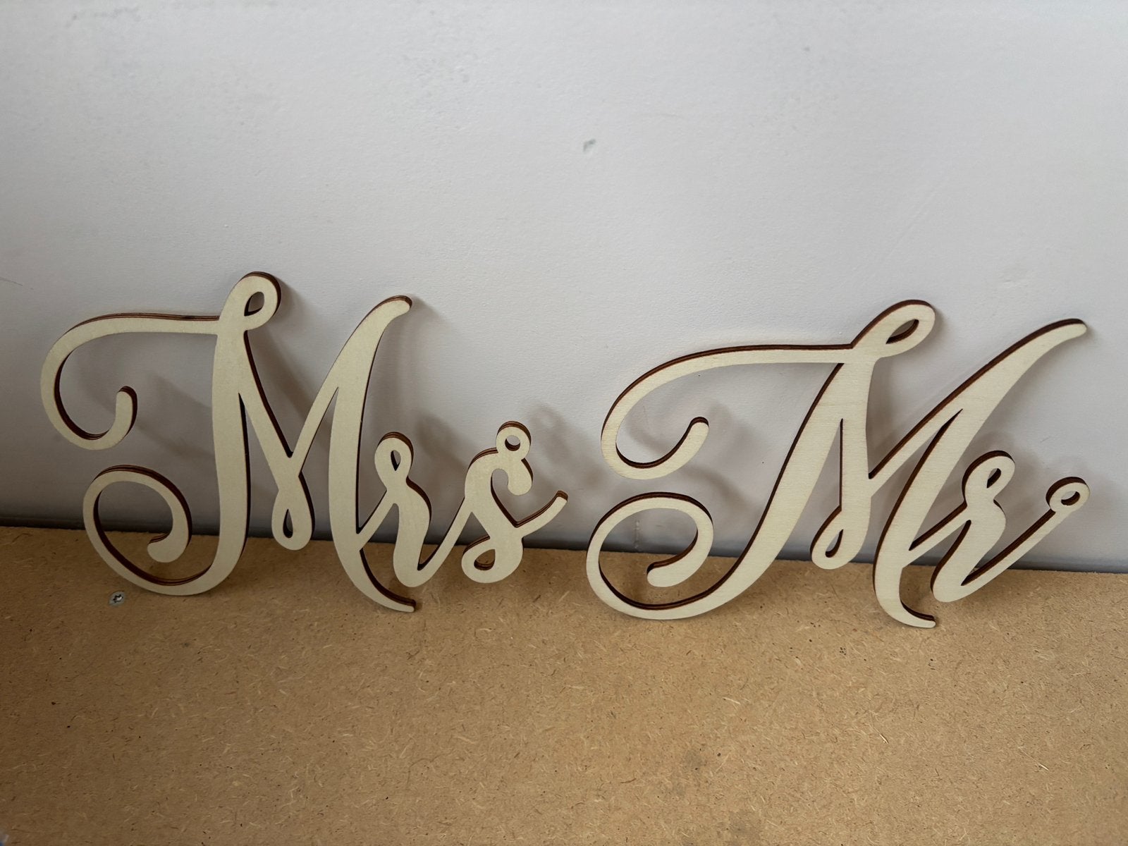 Zwaaistokjes, MR&MRS stoelhanger. KaarthoudersBruiloft, Ophalen of Verzenden, Zo goed als nieuw