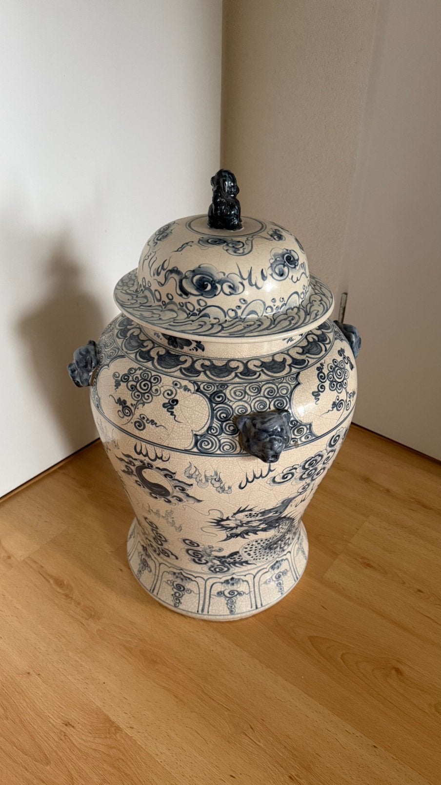 Grote Chinese blauw-witte vaas (met schade) Foo dog, Antiek en Kunst, Ophalen