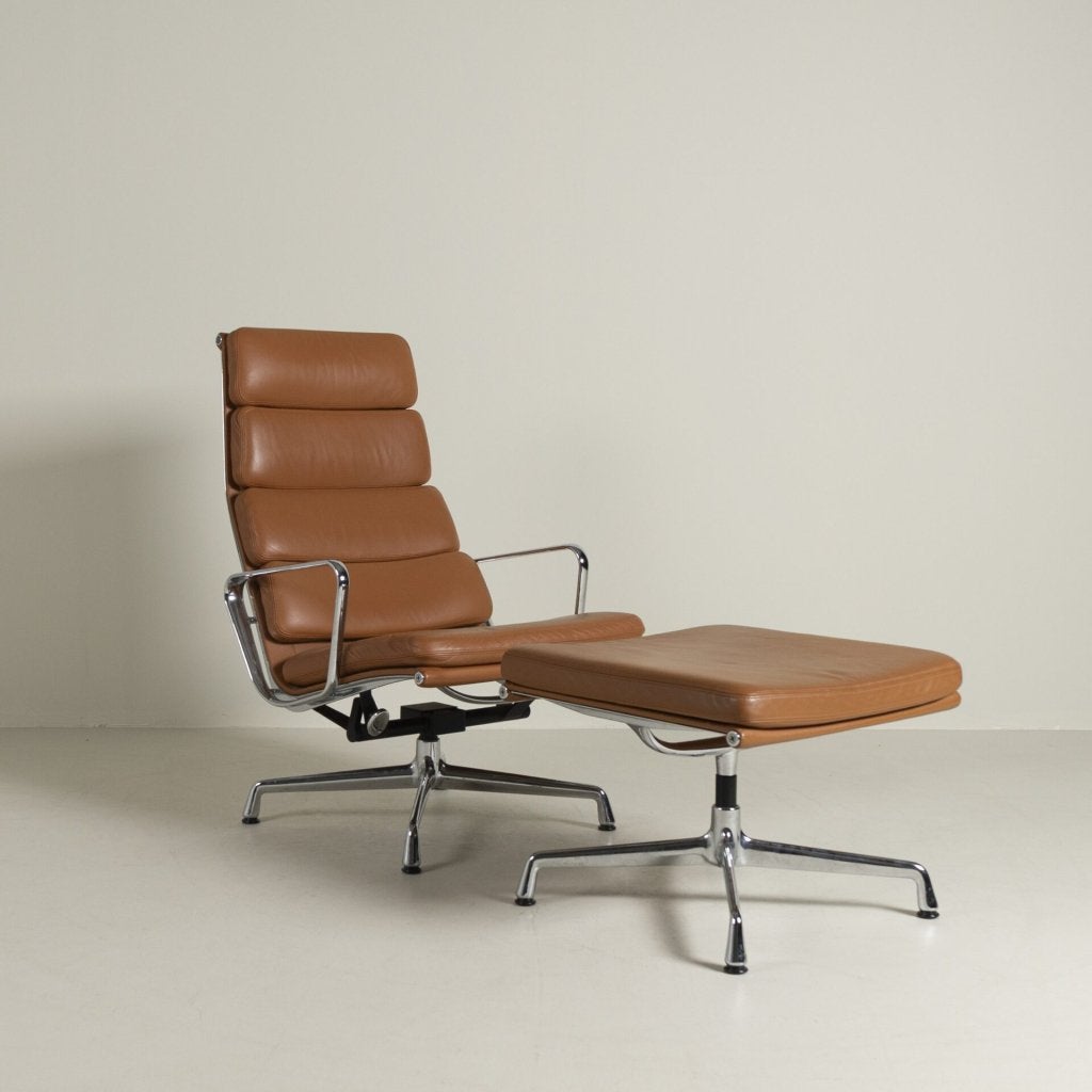 Vitra EA 222 Soft Pad Fauteuil Cognac Leer + EA 223 Hocker