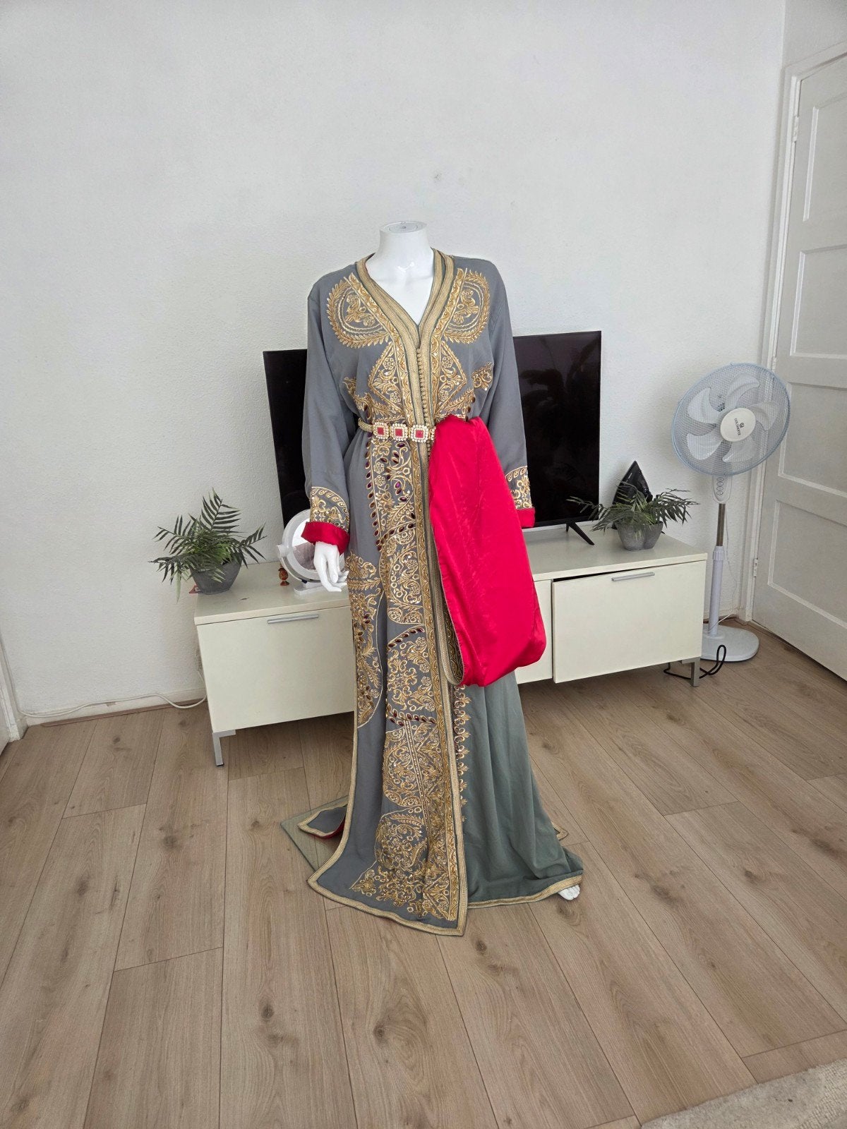 Prachtige Caftan/Takshita - Grijs met Gouden Borduurwerk, Kleding | Dames, Jurken, Maat 42/44 (L), Ophalen of Verzenden, Grijs