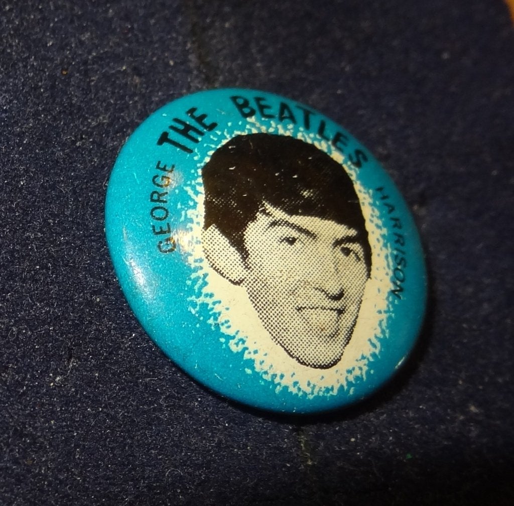 Beatles George Harrison Beatles Blauw Button uit 1964, Verzenden, Gebruikt, Overige onderwerpen, Button