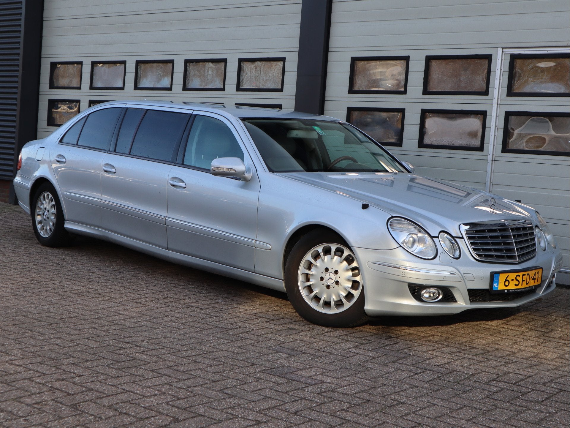 Mercedes-Benz E-Klasse 350 Extended - Limousine - Binz - 8 P, Automaat, Gebruikt, 8 stoelen, Leder
