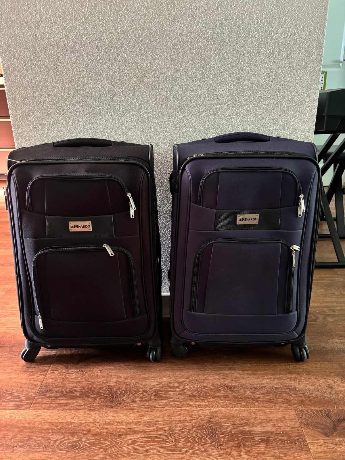 Set van 2 Leonardo koffers - Zwart en Blauw, Gebruikt, Zacht kunststof, 35 tot 45 cm, Uitschuifbare handgreep