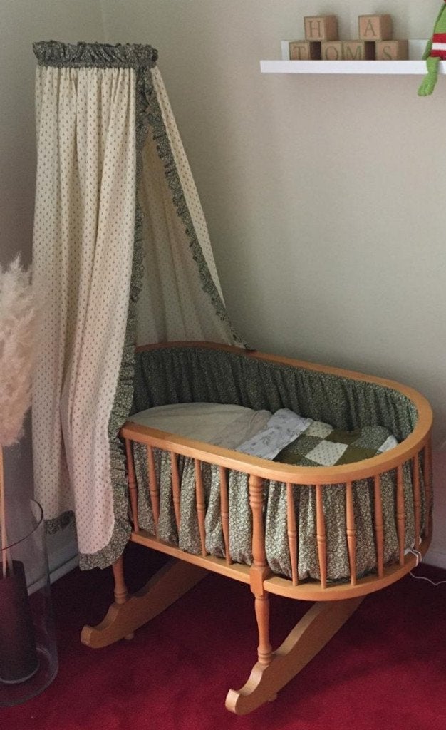 Oudbrabantse wieg, beukenhout met matras en bekleding, Ophalen, Zo goed als nieuw, Wieg