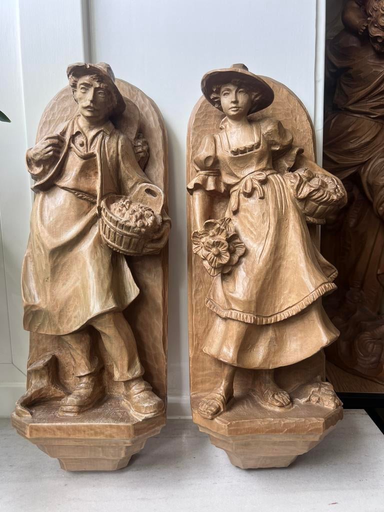 43,5 cm hoge houtsnijwerk beelden boer en boerin Duitsland?, Antiek en Kunst, Kunst | Beelden en Houtsnijwerken, Ophalen of Verzenden